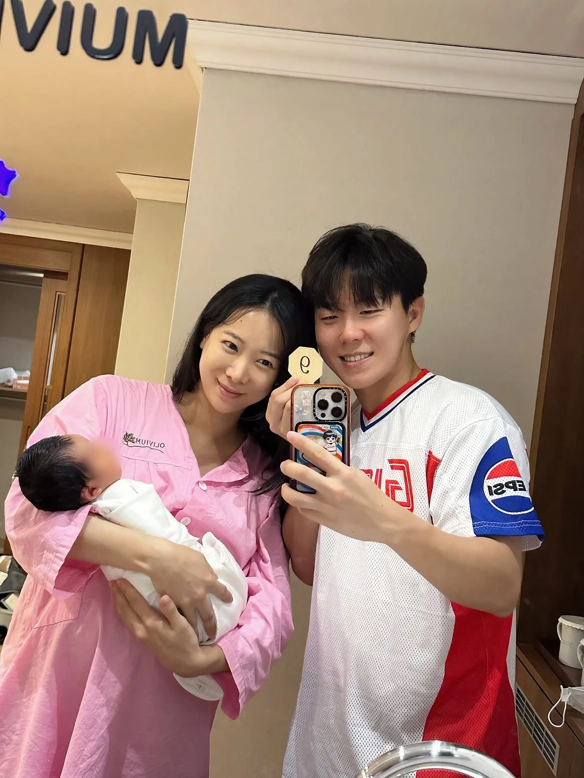 김한나와 그의 남편 김정석이 아이와 함께 다정한 가족 사진을 공개했다. / 김한나 인스타그램