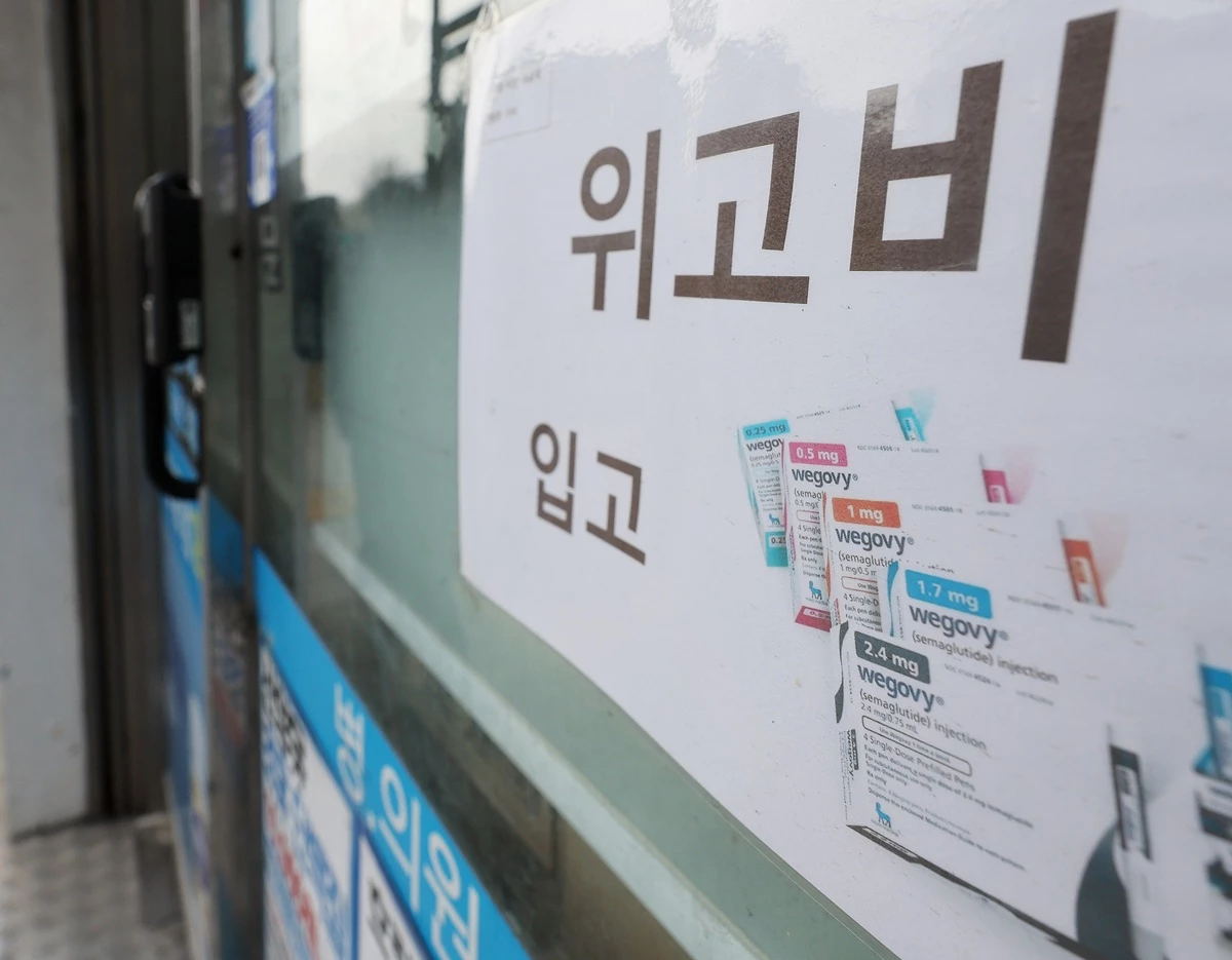 한 약국에 위고비 입고 안내문이 붙어 있다. 기사 이해를 돕기 위한 자료 사진. 한국 노보 노디스크는 위고비에 대한 건강보험 요양급여 결정신청서를 건강보험심사평가원에 제출한 것으로 전해졌다. 노보 노디스크는 고도 비만이면서 동반 질환이 있는 환자들의 치료 접근성을 높이기 위해 급여 적용을 추진하는 것으로 알려졌다. 이와 관련해 노보 노디스크 관계자는 연합뉴스에 '위고비 출시 이후 많은 비만 환자가 적절한 치료를 받을 수 있도록 치료 환경을 개선하기 위해 노력해 왔다'라며 '이번 신청도 그 연장선에 있다'라고 설명했다. / 뉴스1