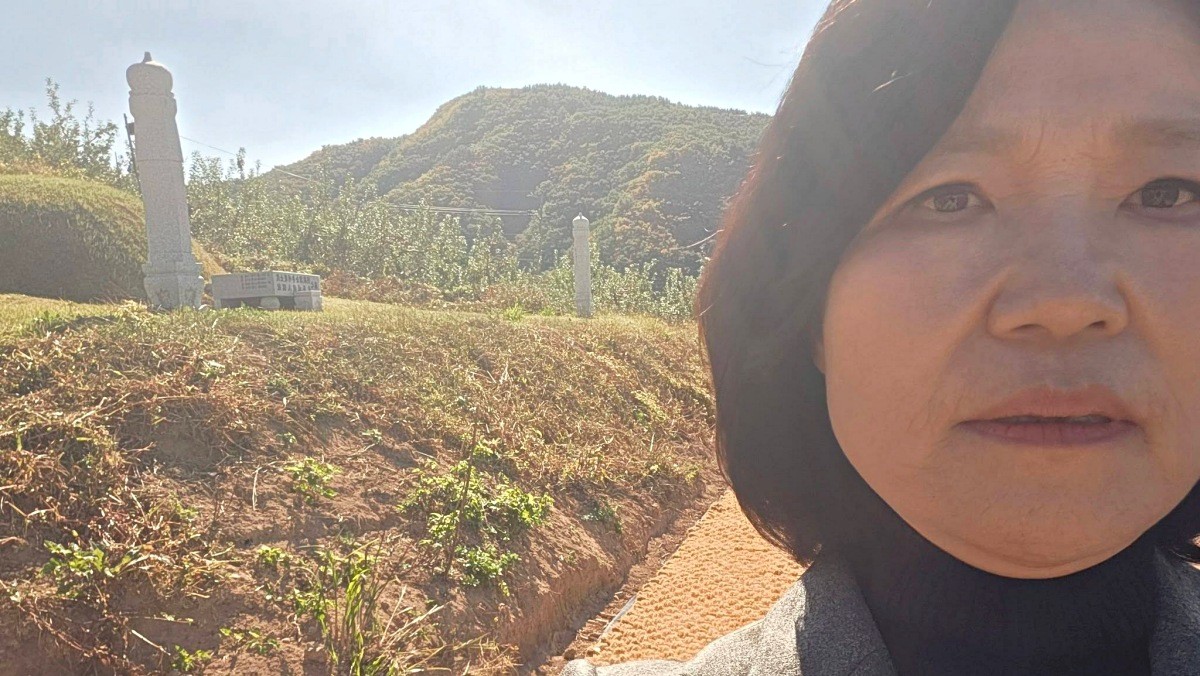 봉화군에 있는 이재명 대통령 부모 묘소를 찾은 이진숙 의원 / 이진숙 페이스북