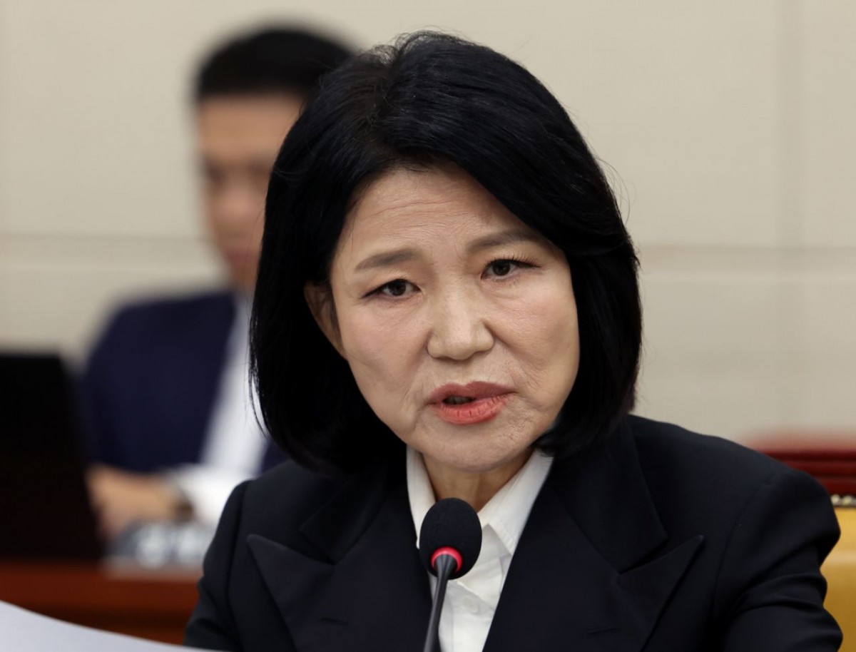 이진숙 국민의힘 의원이 12일 서울 여의도 국회 과학기술정보방송통신위원회에서 열린 방송미디어통신위원회 등에 대한 국정감사에서 김종철 방송미디어통신위원장에게 질의를 하고 있다. / 뉴스1