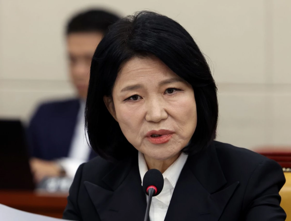 이진숙 국민의힘 의원이 12일 서울 여의도 국회 과학기술정보방송통신위원회에서 열린 방송미디어통신위원회 등에 대한 국정감사에서 김종철 방송미디어통신위원장에게 질의를 하고 있다. / 뉴스1