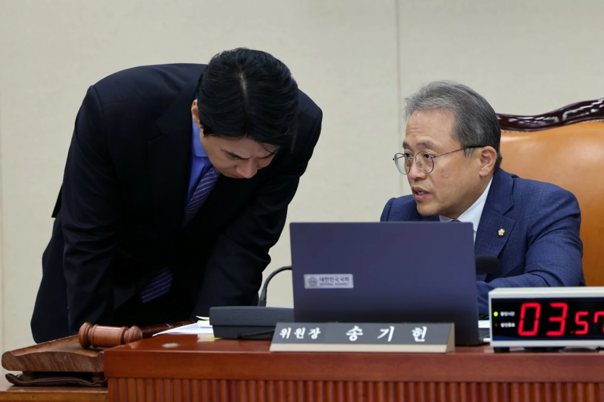 송기헌 과방위원장이 12일 서울 여의도 국회 과학기술정보방송통신위원회에서 열린 방송미디어통신위원회 등에 대한 국정감사에서 한준호 더불어민주당 간사와 대화를 나누고 있다. / 뉴스1
