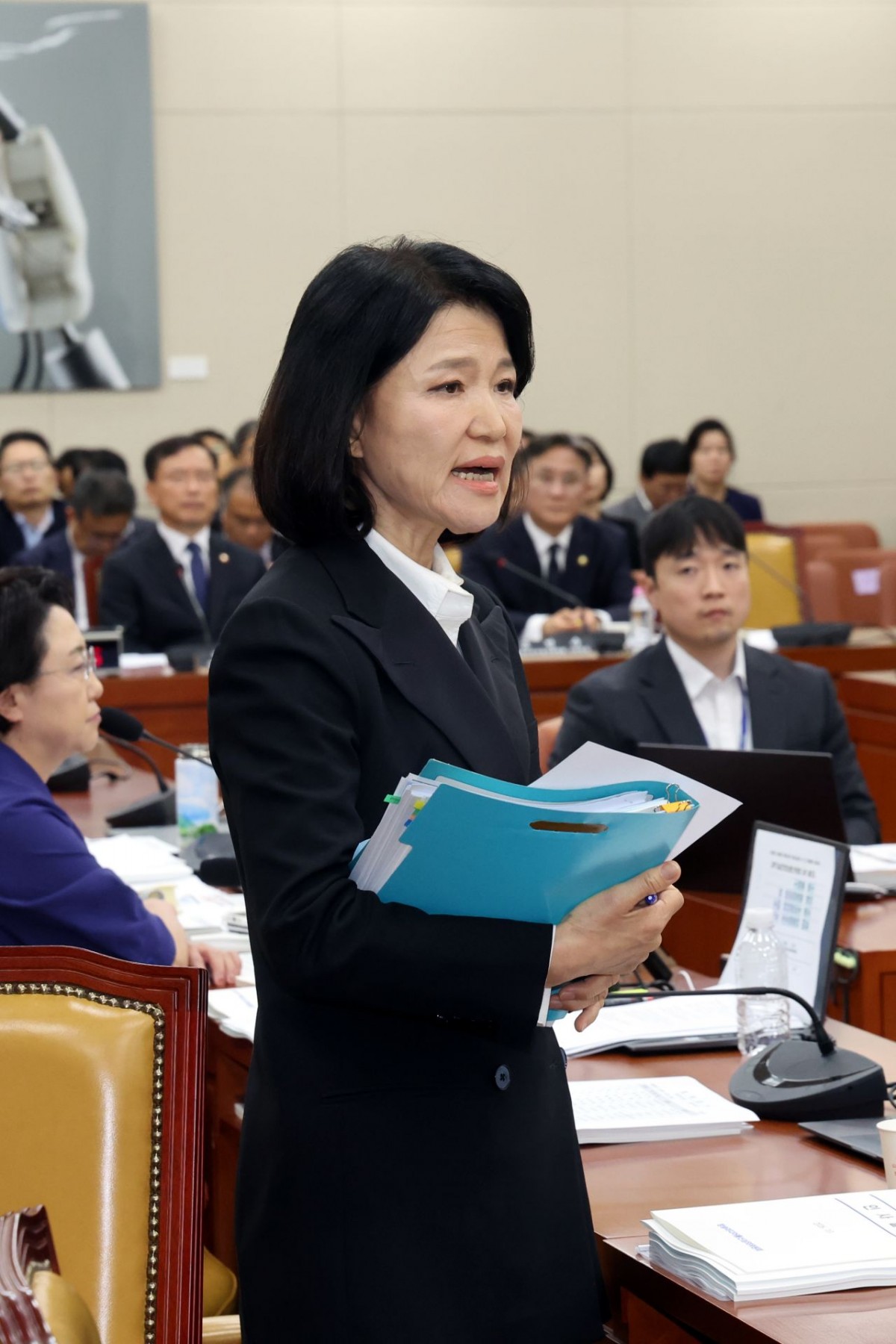 이진숙 국민의힘 의원이 12일 서울 여의도 국회 과학기술정보방송통신위원회에서 열린 방송미디어통신위원회 등에 대한 국정감사에서 정회 후 항의하며 퇴장하고 있다. 이날 과방위는 이 의원의 제척 여부를 결정하기 위해 전체회의를 열고 정회를 선포했다. / 뉴스1