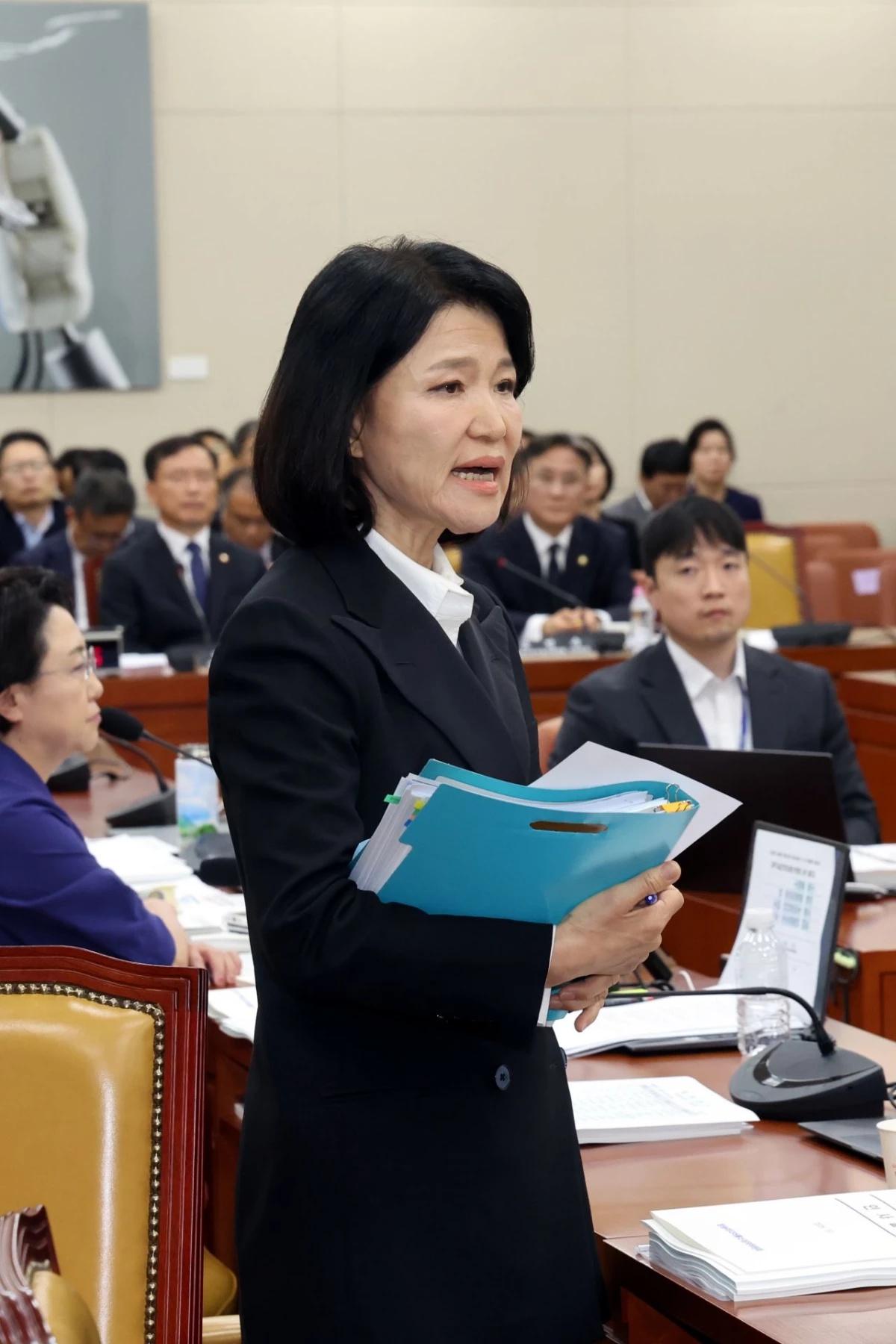 이진숙 국민의힘 의원이 12일 서울 여의도 국회 과학기술정보방송통신위원회에서 열린 방송미디어통신위원회 등에 대한 국정감사에서 정회 후 항의하며 퇴장하고 있다. 이날 과방위는 이 의원의 제척 여부를 결정하기 위해 전체회의를 열고 정회를 선포했다. / 뉴스1