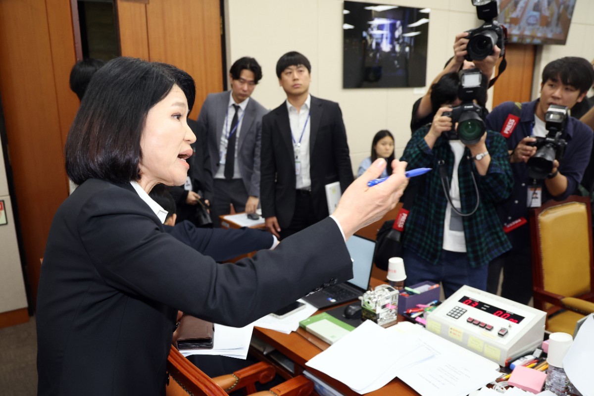 이진숙 국민의힘 의원이 지난 12일 서울 여의도 국회 과학기술정보방송통신위원회에서 열린 방송미디어통신위원회 등에 대한 국정감사에서 이 의원에 대한 제척 안건이 의결되자 회의장을 나서며 항의하고 있다. 이날 과방위는 범여권 주도로 이 의원을 이해충돌을 이유로 제척 의결했다. / 뉴스1
