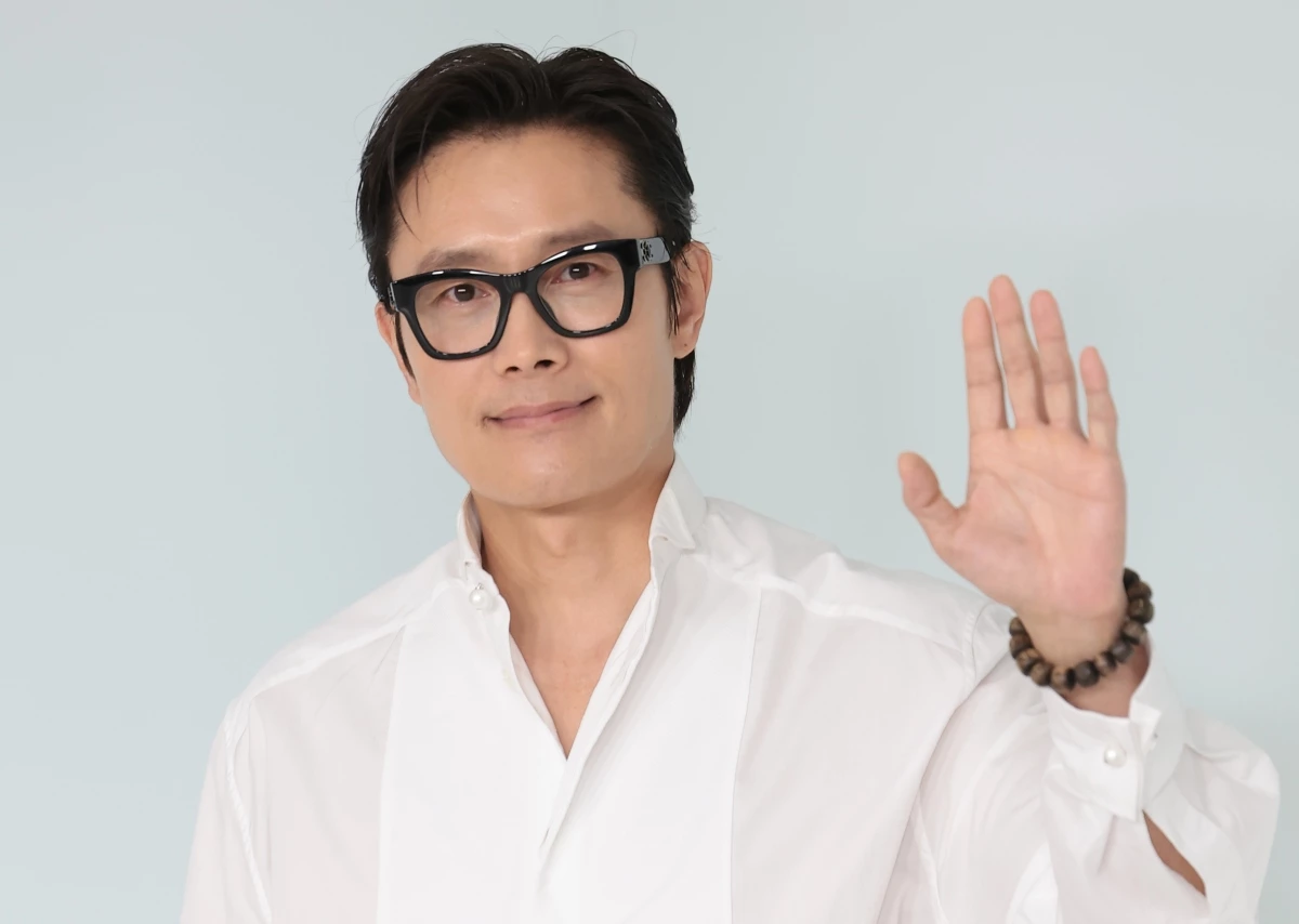 배우 이병헌이 지난 5월 서울 영등포구 퐁비두센터에서 열린 샤넬 '2026 공방 컬렉션 서울 쇼'에 참석해 포즈를 취하고 있다. / 뉴스1