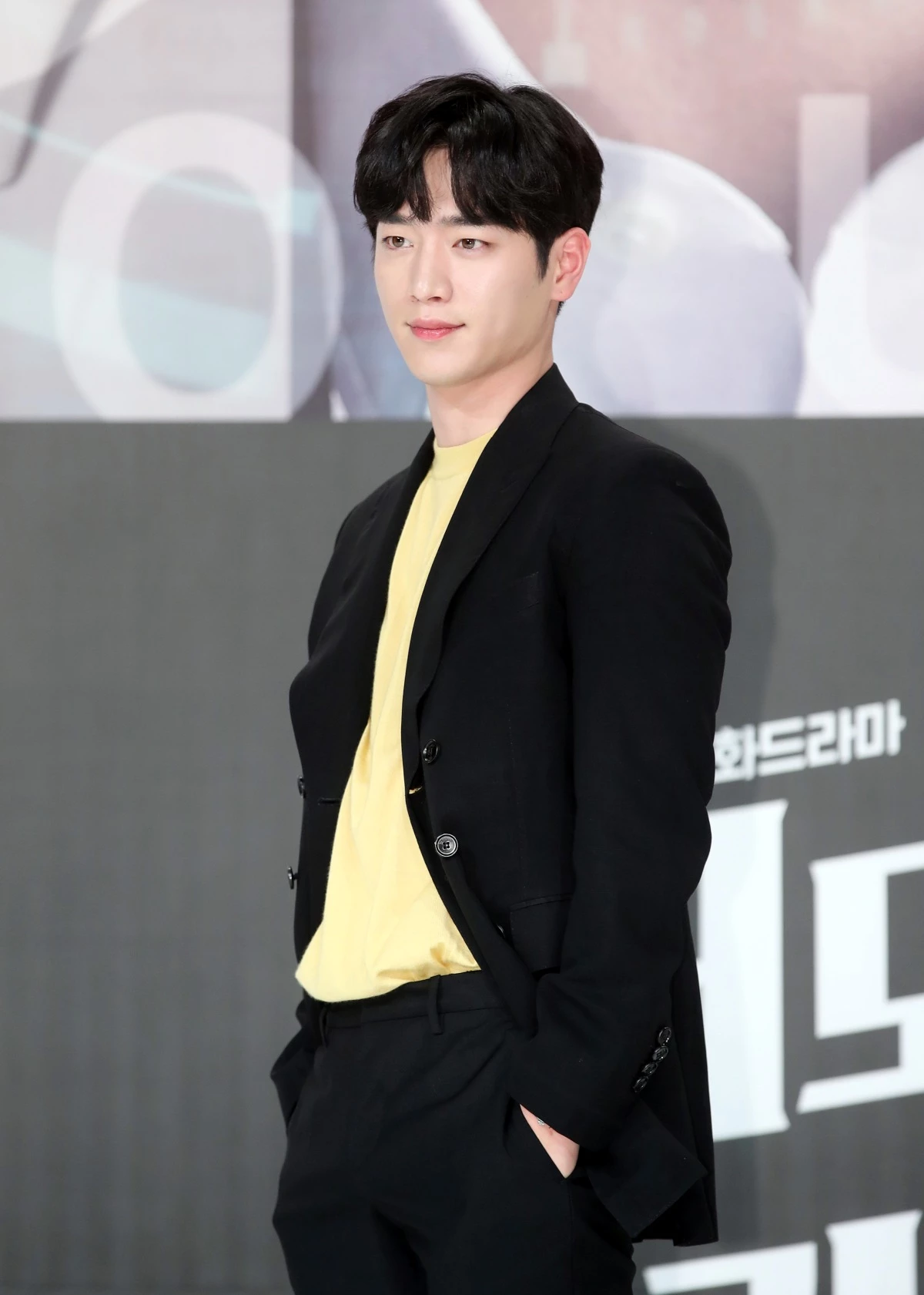 배우 서강준이 2018년 서울 영등포 타임스퀘어에서 열린 KBS 2TV 새 월화드라마 ‘너도 인간이니’ 제작발표회에 참석해 포즈를 취하고 있다. / 뉴스1