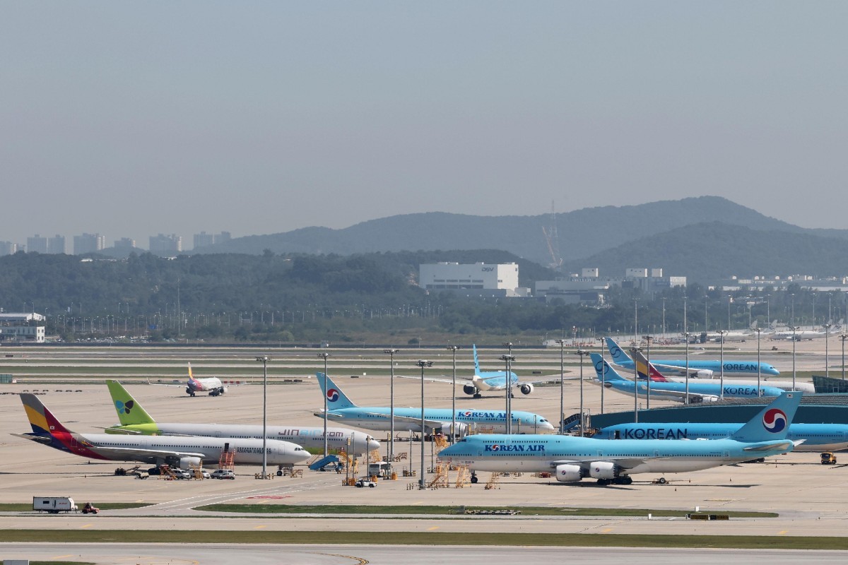 인천국제공항 계류장에 대한항공과 아시아나항공 여객기가 주기돼 있다. / 뉴스1