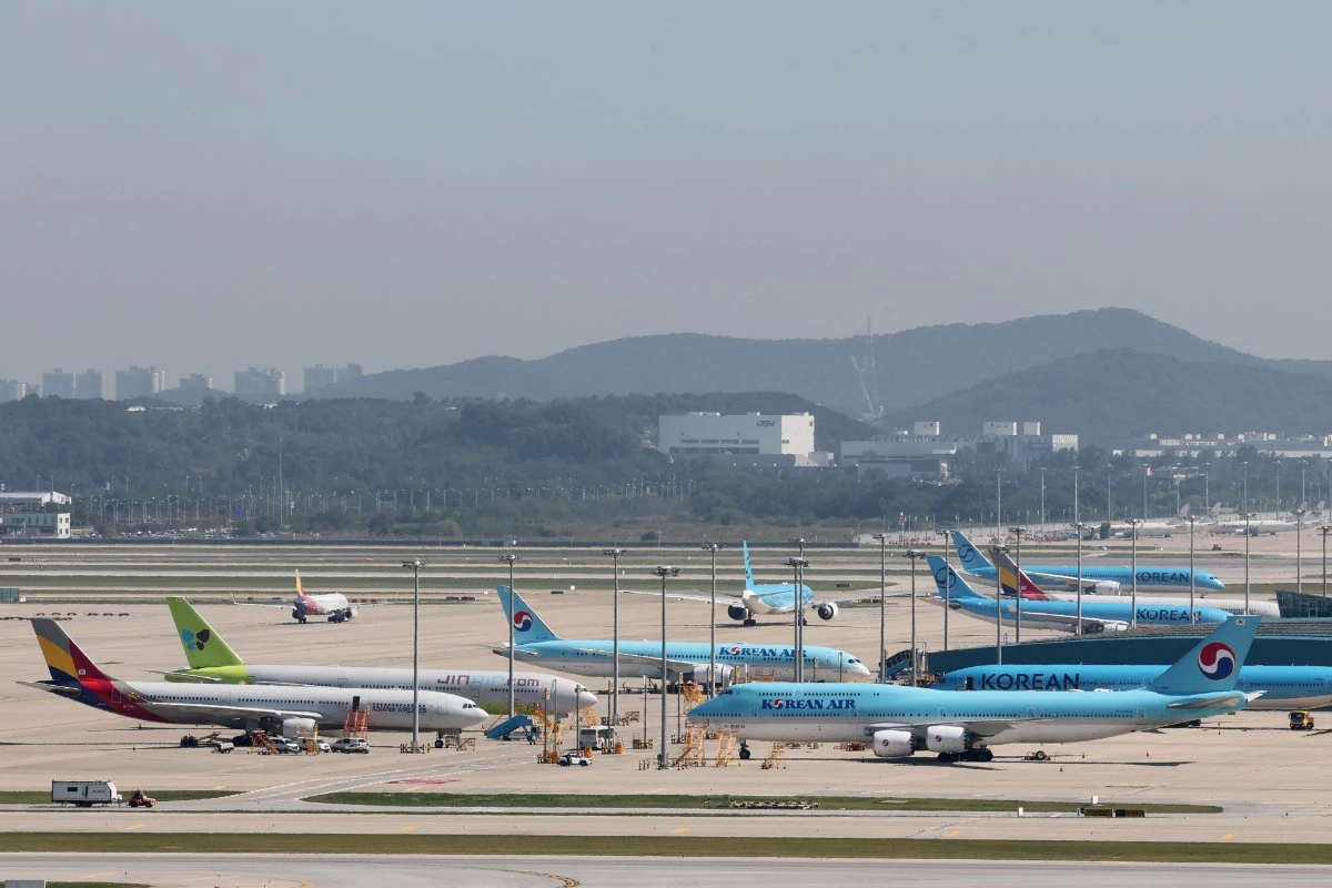 인천국제공항 계류장에 대한항공과 아시아나항공 여객기가 주기돼 있다. / 뉴스1