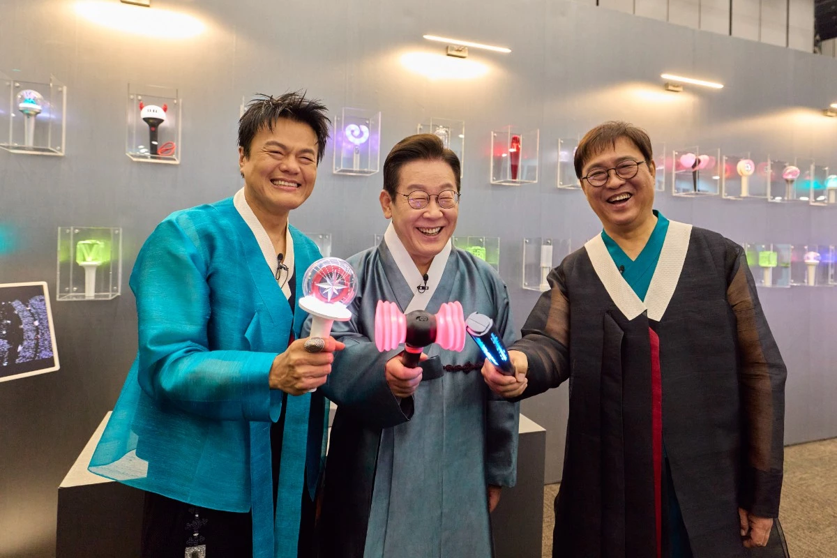 이재명 대통령이 지난해 10월 1일 경기 고양시 킨텍스에서 열린 대중문화교류위원회 출범식 K컬처 체험존에서 블랙핑크 응원봉 점등을 하고 있다. 왼쪽부터 박진영 대중문화교류위원회 공동위원장, 이 대통령, 최휘영 문화체육관광부 장관. / 대통령실 제공-뉴스1