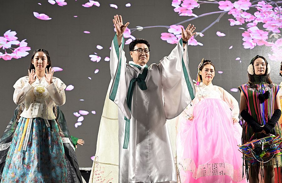"한글이 옷이 되고 시민이 모델이 됐다" 의정부시, '한글 의상 패션축제' 성료