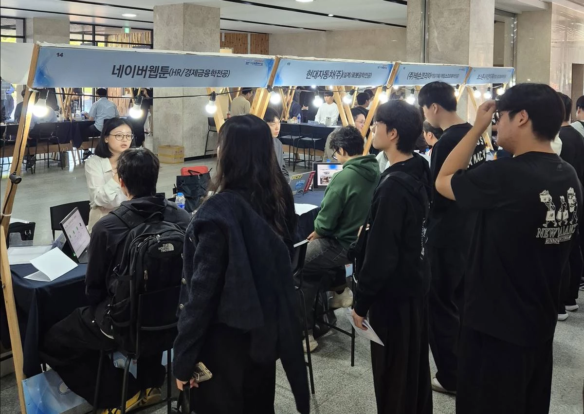 지난 8일 계명대 성서캠퍼스 봉경관에서 열린 ‘계명 멘토데이’에서 현직에 재직 중인 졸업 동문이 재학생에게 취업 준비 과정을 설명하고 있다. / 계명대학교