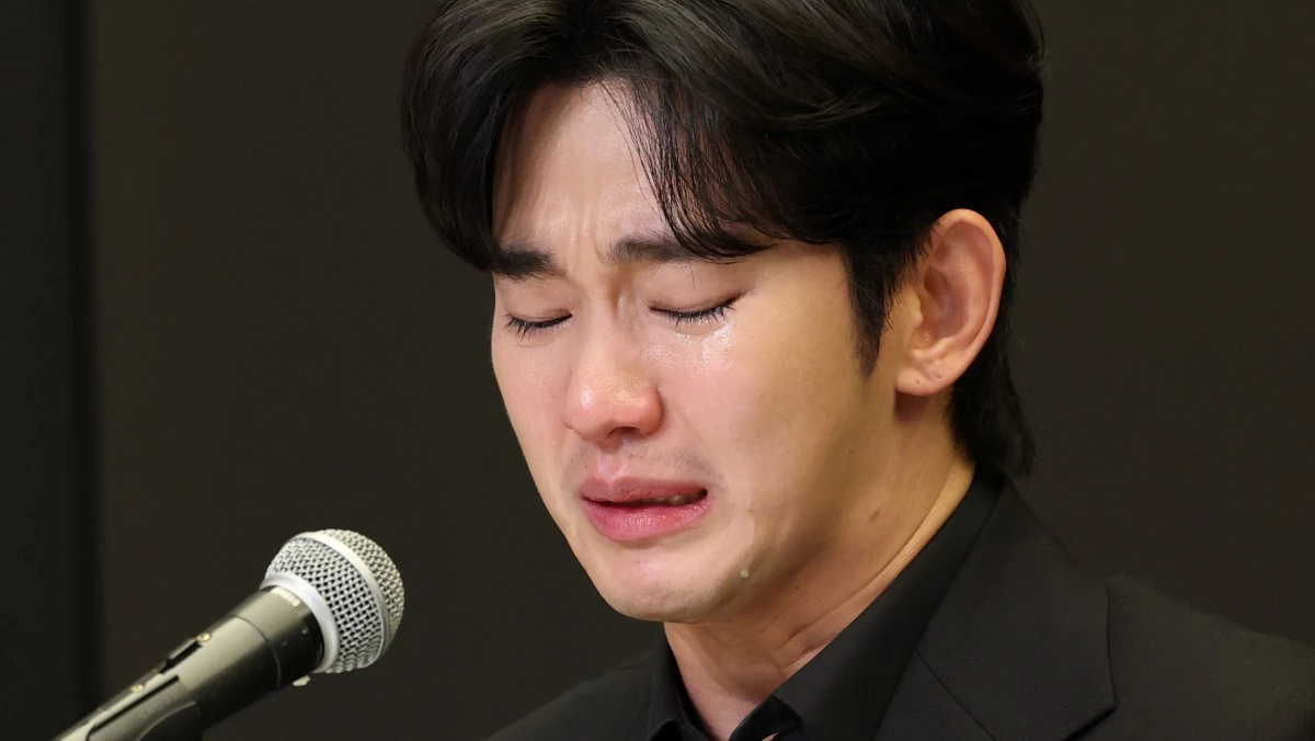 배우 김수현이 지난해 3월 31일 서울 마포구 스탠포드호텔에서 열린 기자회견에서 고(故) 김새론과의 미성년자 시절 교제 의혹 등에 대해 입장을 밝히며 눈물을 흘리던 당시 모습. / 뉴스1