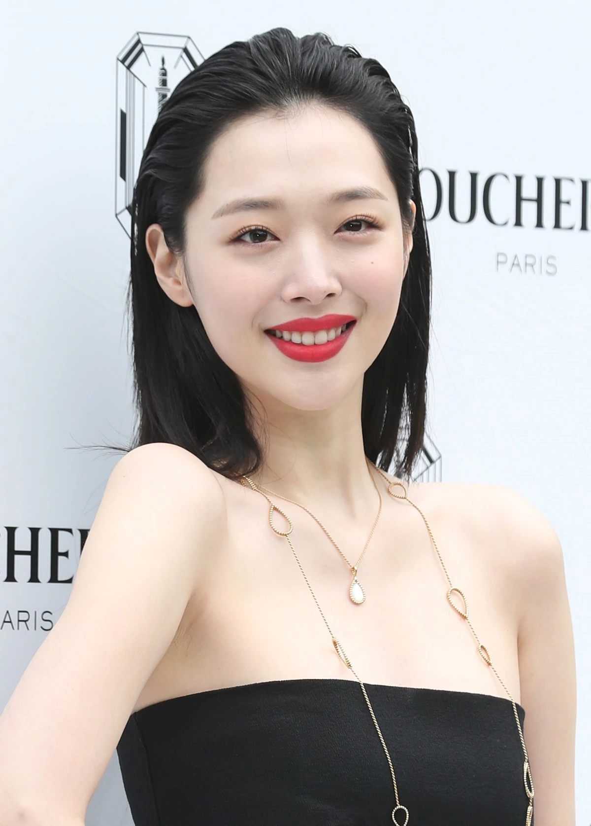 고 설리가 2019년 서울 장충동 신라호텔에서 열린 주얼리 브랜드 부쉐론 행사에 참석해 포즈를 취하고 있다. / 뉴스1