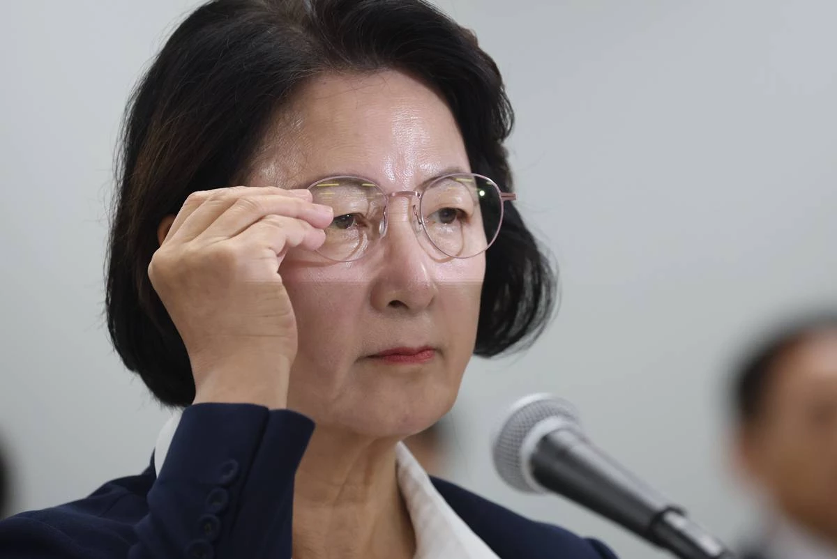 추미애 경기도지사가 13일 경기 수원시 영통구 경기도청에서 열린 국회 행정안전위원회의 경기도에 대한 국정감사에서 의원 질의를 경청하고 있다 / 뉴스1
