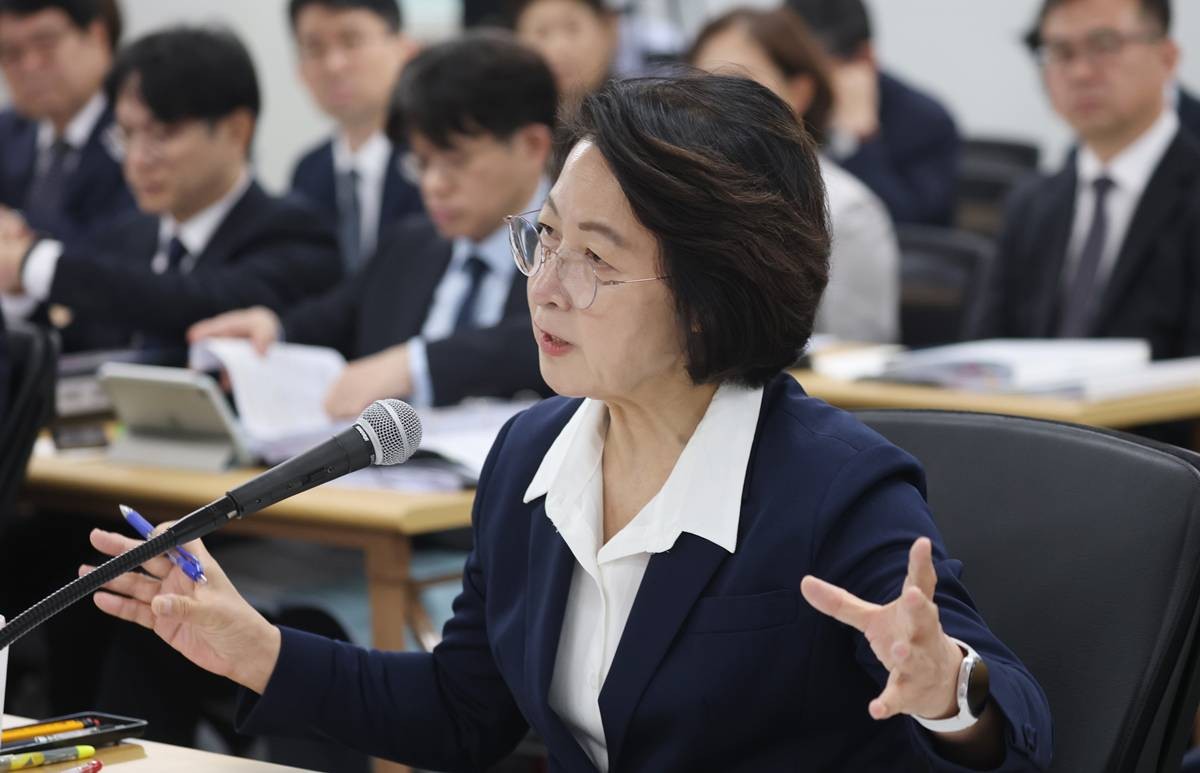 추미애 경기도지사가 13일 경기 수원시 영통구 경기도청에서 열린 국회 행정안전위원회의 경기도에 대한 국정감사에서 의원 질의에 답하고 있다 / 뉴스1