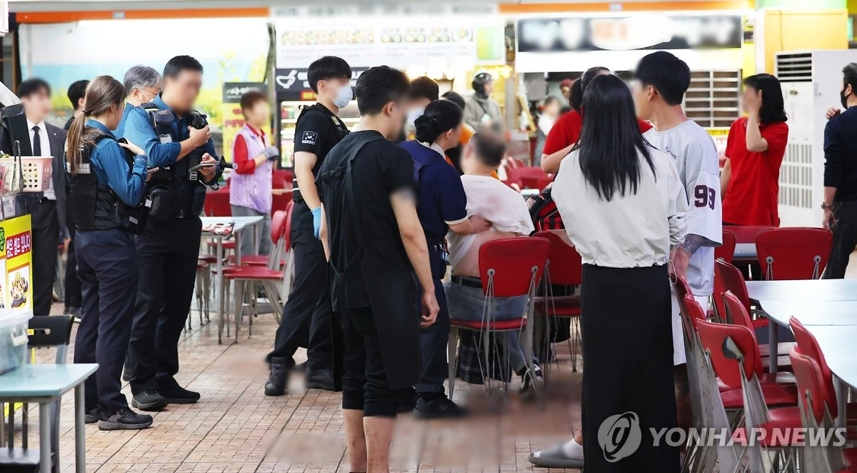 사건 현장 모습. 13일 오후 홈플러스 인천 구월점이 입점해 있는 대형 상업시설에서 칼부림 사건이 발생해 이용객 8명이 다친 것으로 파악됐다. 인천 남동경찰서는 칼부림 사건 용의자로 60대로 추정되는 남성 A 씨를 체포해 조사하고 있다고 밝혔다. A 씨는 이날 오후 1시 40분쯤 인천시 남동구 구월동에 위치한 홈플러스 입점 상업시설에서 흉기를 휘둘러 이용객 8명을 다치게 한 혐의를 받고 있다. 이들 8명 가운데 1명은 심정지 상태이며 다른 7명도 병원으로 옮겨져 치료받고 있는 것으로 전해졌다. / 연합뉴스