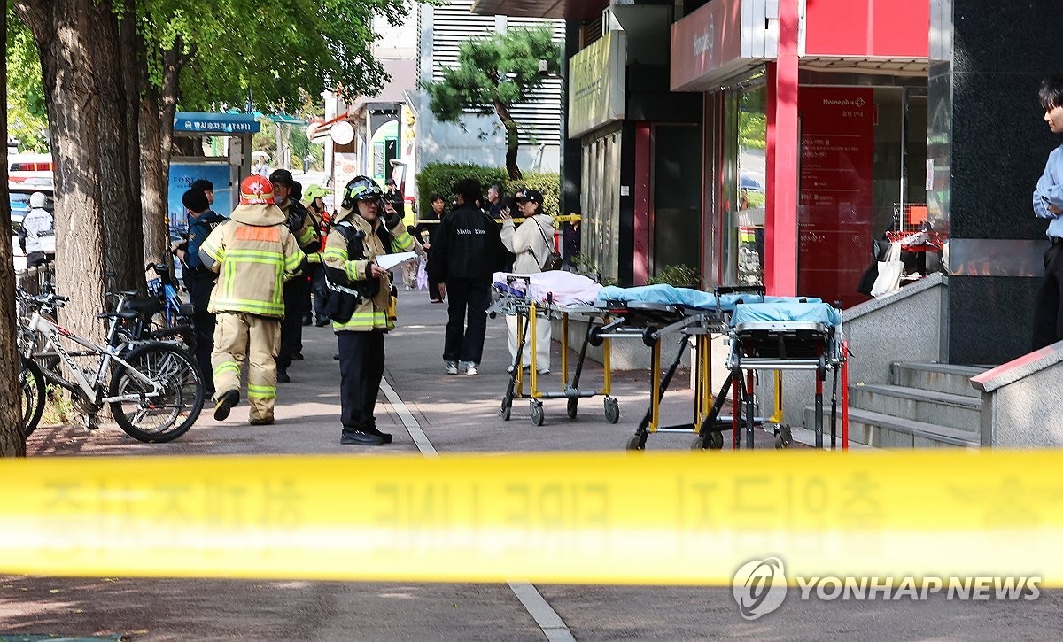 13일 홈플러스 인천 구월점이 입점해 있는 대형 상업시설에서 칼부림 사건이 발생해 경찰과 소방대원들이 출동해 있다. / 연합뉴스