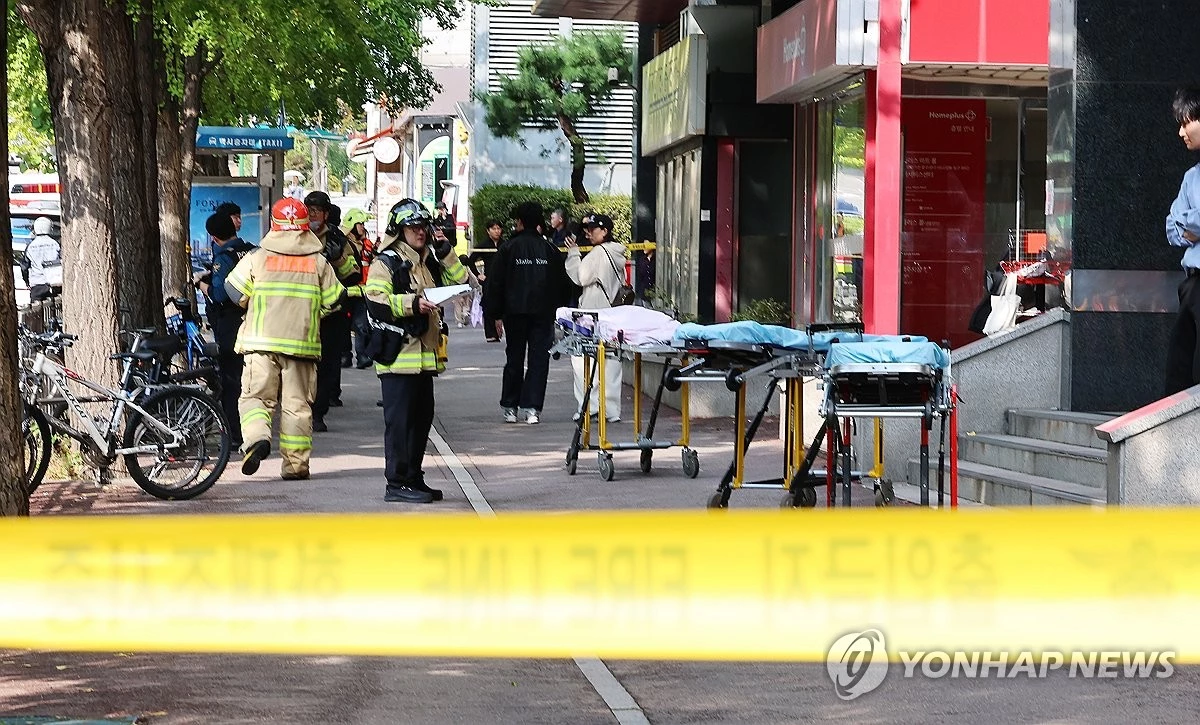 13일 홈플러스 인천 구월점이 입점해 있는 대형 상업시설에서 칼부림 사건이 발생해 경찰과 소방대원들이 출동해 있다. / 연합뉴스
