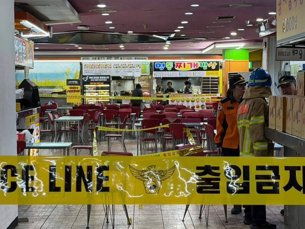 경찰과 소방당국에 따르면 A씨가 휘두른 흉기에 1명이 심정지 상태에 빠지는 등 마트 및 영화관 이용객 8명이 크고 작은 부상을 입은 것으로 파악됐다. / 뉴스1