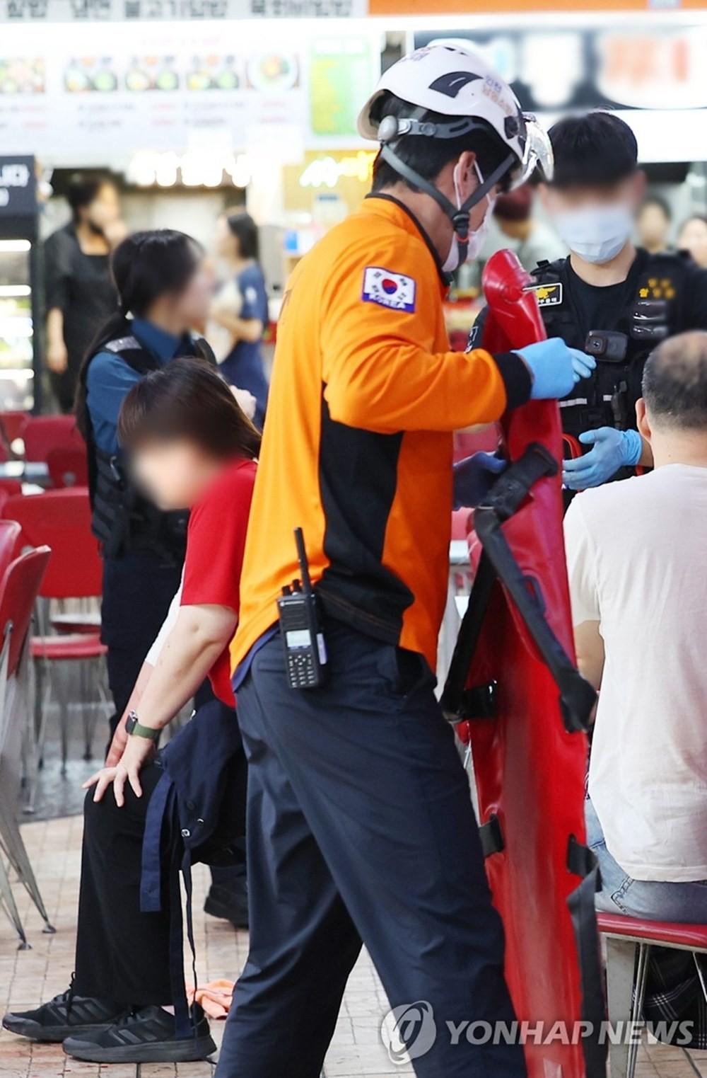 사건 현장 모습. 13일 오후 홈플러스 인천 구월점이 입점해 있는 대형 상업시설에서 칼부림 사건이 발생해 이용객 8명이 다친 것으로 파악됐다. 인천 남동경찰서는 칼부림 사건 용의자로 60대로 추정되는 남성 A 씨를 체포해 조사하고 있다고 밝혔다. A 씨는 이날 오후 1시 40분쯤 인천시 남동구 구월동에 위치한 홈플러스 입점 상업시설에서 흉기를 휘둘러 이용객 8명을 다치게 한 혐의를 받고 있다. 이들 8명 가운데 1명은 심정지 상태이며 다른 7명도 병원으로 옮겨져 치료받고 있는 것으로 전해졌다. / 연합뉴스