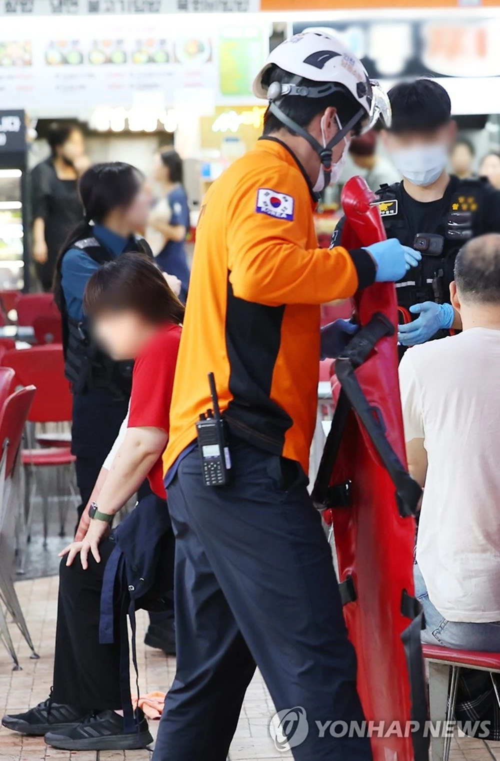 사건 현장 모습. 13일 오후 홈플러스 인천 구월점이 입점해 있는 대형 상업시설에서 칼부림 사건이 발생해 이용객 8명이 다친 것으로 파악됐다. 인천 남동경찰서는 칼부림 사건 용의자로 60대로 추정되는 남성 A 씨를 체포해 조사하고 있다고 밝혔다. A 씨는 이날 오후 1시 40분쯤 인천시 남동구 구월동에 위치한 홈플러스 입점 상업시설에서 흉기를 휘둘러 이용객 8명을 다치게 한 혐의를 받고 있다. 이들 8명 가운데 1명은 심정지 상태이며 다른 7명도 병원으로 옮겨져 치료받고 있는 것으로 전해졌다. / 연합뉴스
