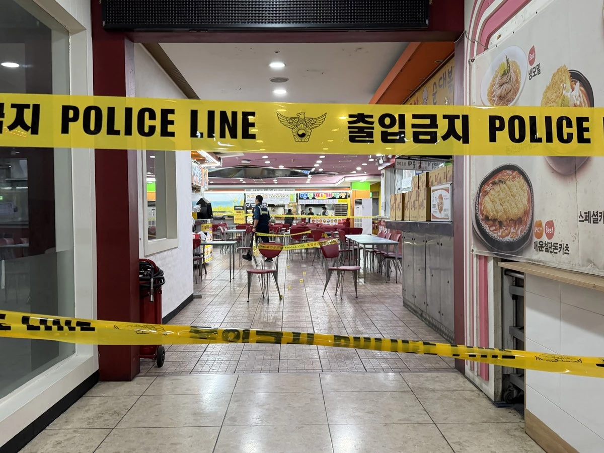 사건 현장 모습. 13일 오후 홈플러스 인천 구월점이 입점해 있는 대형 상업시설에서 칼부림 사건이 발생해 이용객 8명이 다친 것으로 파악됐다. 인천 남동경찰서는 칼부림 사건 용의자로 60대로 추정되는 남성 A 씨를 체포해 조사하고 있다고 밝혔다. A 씨는 이날 오후 1시 40분쯤 인천시 남동구 구월동에 위치한 홈플러스 입점 상업시설에서 흉기를 휘둘러 이용객 8명을 다치게 한 혐의를 받고 있다. 이들 8명 가운데 1명은 심정지 상태이며 다른 7명도 병원으로 옮겨져 치료받고 있는 것으로 전해졌다. / 뉴스1