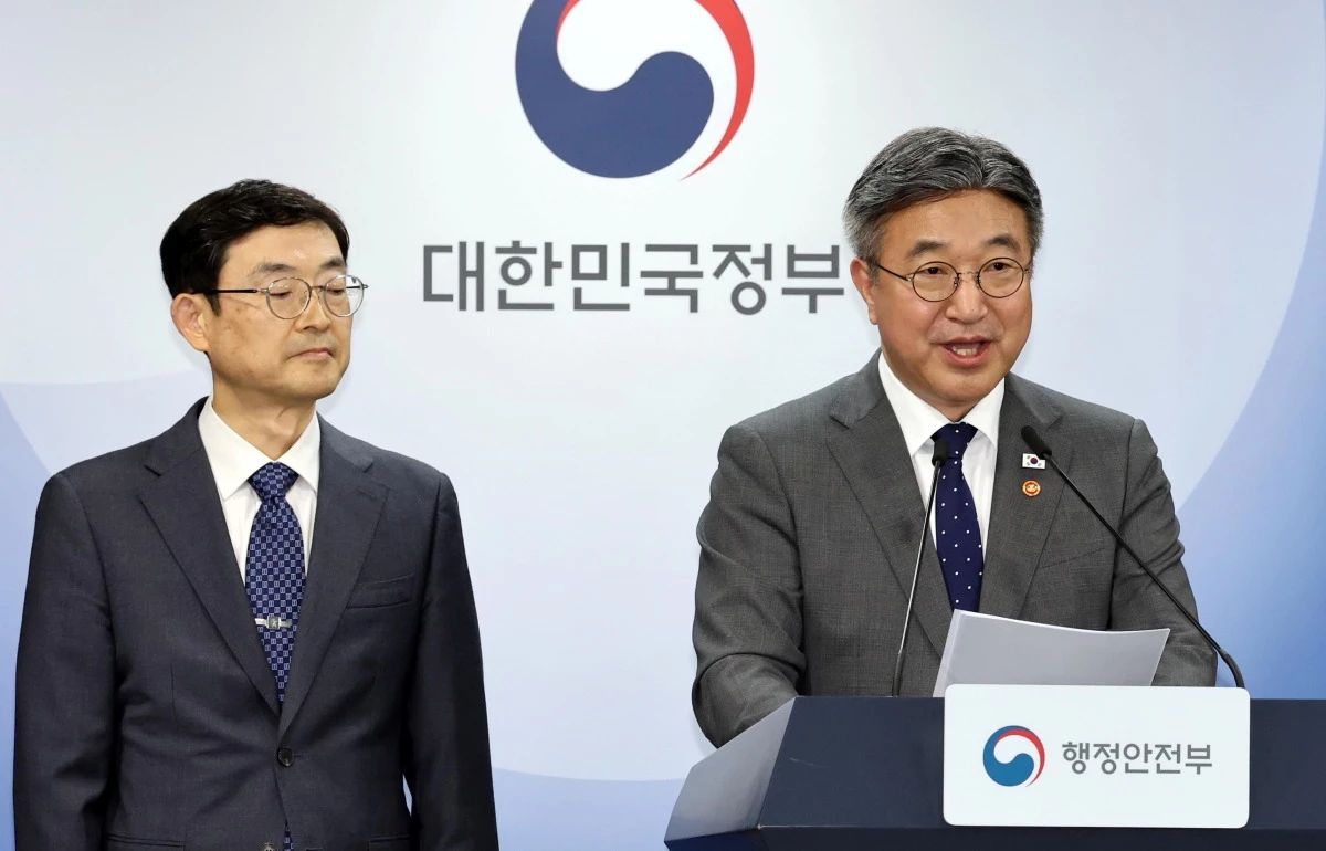 윤호중 행정안전부장관이 13일 서울 종로구 정부서울청사에서 '2차 중앙행정기관 이전 계획' 브리핑을 하고 있다. 정부는 세종 중심 국정운영 강화를 위해 2027년부터 수도권 소재 중앙행정기관을 단계적으로 세종으로 이전 할 계획이다. / 뉴스1