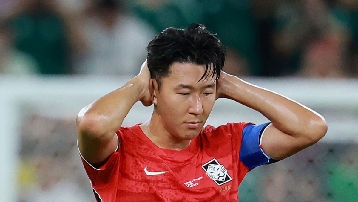 대한민국 축구국가대표팀 손흥민이 지난 6월 24일(현지 시각) 멕시코 몬테레이 스타디움에서 열린 2026 북중미 월드컵 A조 조별리그 3차전 대한민국과 남아프리카 공화국의 경기에서 남아공의 타펠로 마세코에게 골을 허용하고 아쉬워하고 있다. 이날 경기는 대한민국이 남아공을 상대로 0-1로 패배했다. / 뉴스1