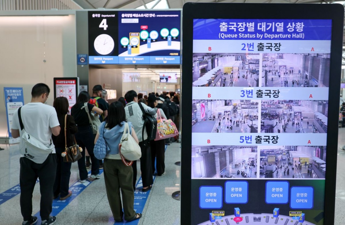 지난 12일 인천국제공항 1터미널에서 여행객들이 출국 수속을 밟기 위해 줄 서 있다. 외교부는 최근 사우디와 후티 반군 간 교전이 격화하자 중동 지역 불안정성이 심화됐다며 사우디아라비아 전역에 대한 여행경보를 3단계 '출국 권고'로 상향 조정했다. / 뉴스1