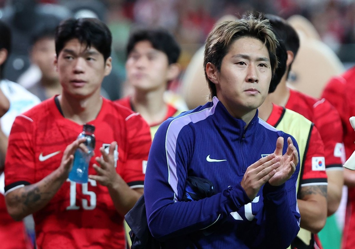 지난달 28일 서울 마포구 서울월드컵경기장에서 열린 축구 국가대표팀 평가전 대한민국과 우루과이의 경기에서 1-4로 패배한 대한민국 이강인이 관중석을 향해 인사하고 있다. / 뉴스1