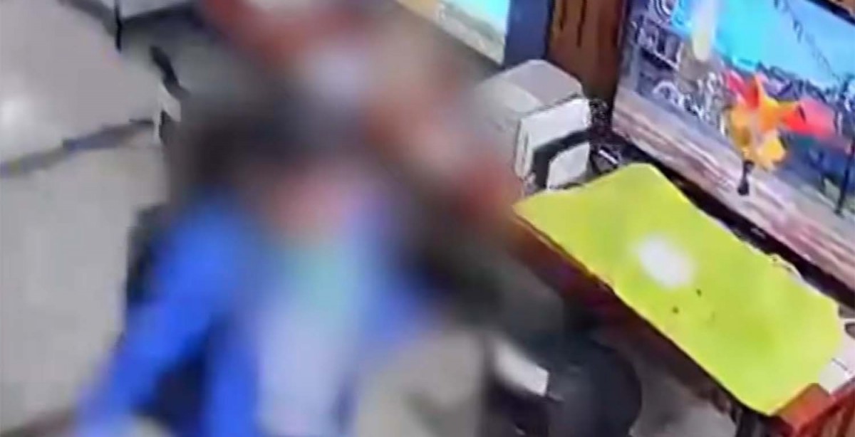 연합뉴스TV가 공개한 영상에는 파란색 점퍼 차림의 A씨가 상가 안 오락기기 옆을 걸어 지나가는 모습이 담겼다. 연합뉴스TV 영상을 캡처한 사진이다.