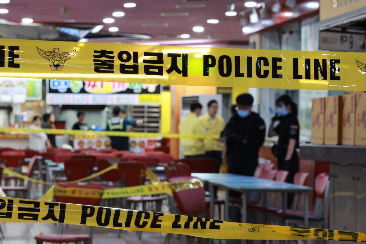 13일 인천 남동구의 한 복합건물에서 흉기 난동 사건이 발생했다. 경찰과 소방당국에 따르면 A씨가 휘두른 흉기에 1명이 심정지 상태에 빠지는 등 마트 및 영화관 이용객 8명이 크고 작은 부상을 입었다. / 뉴스1