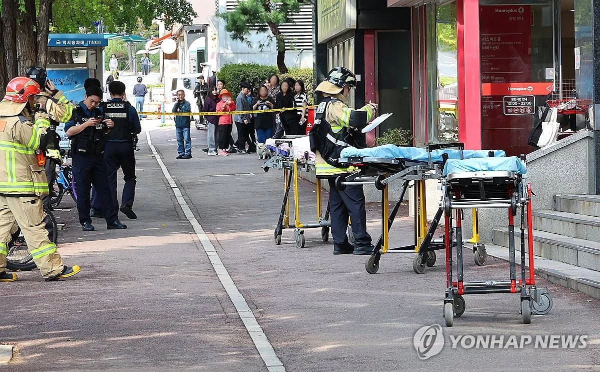 13일 홈플러스 인천 구월점이 입점해 있는 대형 상업시설에서 칼부림 사건이 발생해 경찰과 소방대원들이 출동해 있다 / 연합뉴스