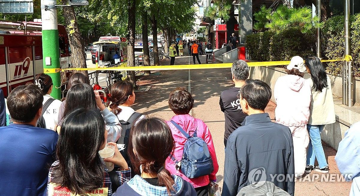 13일 인천 구월동 대형 상업시설에서 칼부림 사건이 발생해 출입 통제선이 설치되어 있는 모습 / 연합뉴스