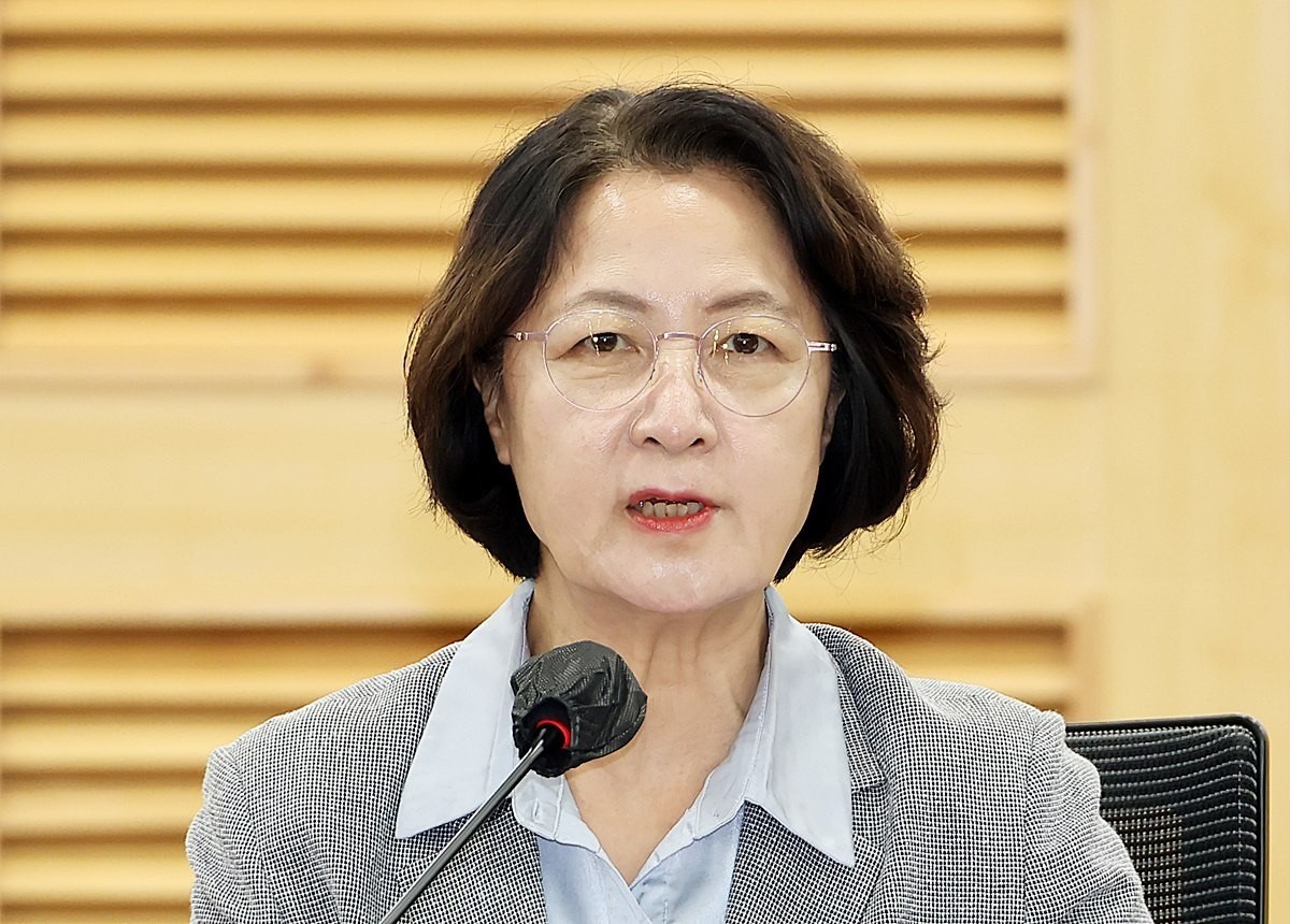 추미애 경기도지사. 기사 이해를 돕기 위한 자료 사진. 추미애 지사는 김지용 중대범죄수사청장 후보자 인선과 관련해 '친윤(친윤석열) 검사일뿐 아니라 공직자로서 그 자리에는 부적합하다고 생각한다'라며 반대 입장을 분명히 했다. 추 지사는 13일 오후 진행된 국회 행정안전위원회 경기도 국정감사에서 권영진 국민의힘 의원의 관련 질문에 이렇게 답했다. 추 지사는 '김지용 후보자에 대해 지속적으로 말씀드린 것은 사실이다. 공직 체험상 초대 중수청장으로 대단히 부적합하다는 것을 근거와 사례로 들어 정확히 말씀드렸다'라며 '그걸 알고 있는 사람이 침묵하면 역사적 과오가 될 것이다. 저의 책임성에서 양심에 기반해 나라를 위해 말씀드린 것'이라고 설명했다. / 연합뉴스