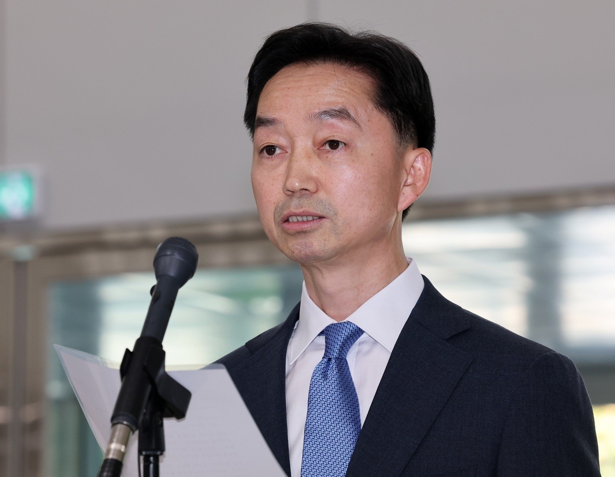 김지용 중대범죄수사청장 후보자는 지난 12일 윤석열 전 대통령과 최근 10년간 사적으로 만난 적이 없다고 밝혔다. 김지용 후보자는 국회 인사청문회 서면질의 답변서에서 박주민 더불어민주당 의원의 '최근 10년간 윤석열 대통령과의 사적 만남 여부' 질의에 '해당 사항이 없다'라고 답했다. 김지용 후보자는 대선 캠프·인수위 참여 또는 추천·제안받은 사실이 있는지에 대해서도 '해당 사항이 없다'라고 밝혔다. / 뉴스1