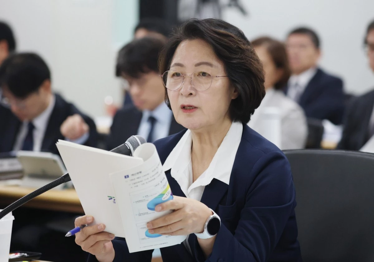 추미애 경기도지사가 13일 경기 수원시 영통구 경기도청에서 열린 국회 행정안전위원회의 경기도에 대한 국정감사에서 의원 질의에 답하고 있다. / 뉴스1