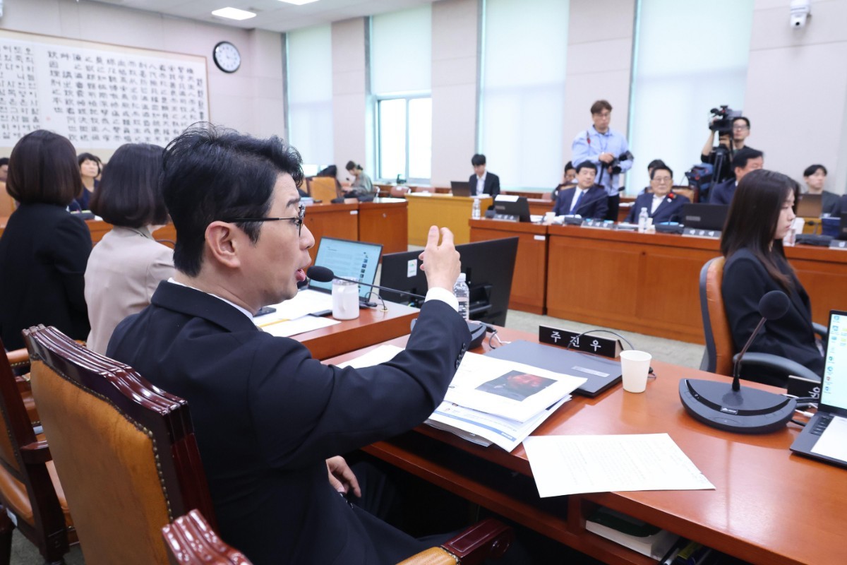 주진우 “내가 막말? 진짜 막말의 달인은 이 대통령”... 국정감사장 아수라장