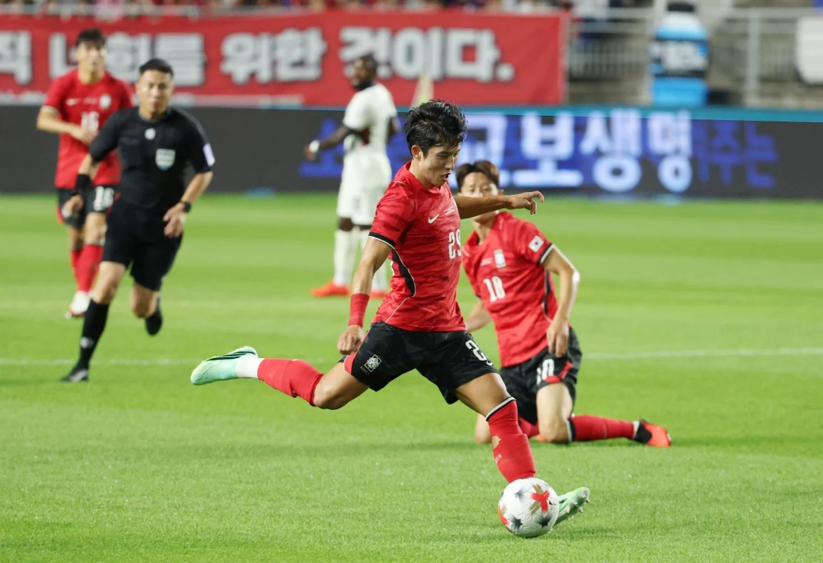 지난달 24일 경기 수원시 팔달구 수원월드컵경기장에서 열린 축구 국가대표 평가전 대한민국과 에콰도르의 경기, 정승원이 슛을 하고 있다.  / 뉴스1