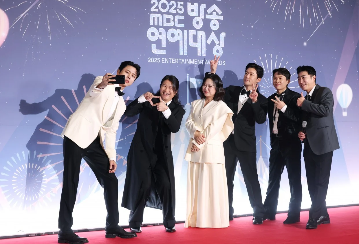 잔디밭에 벌러덩 누운 김대호, 신발 벗고 구른 양세찬 / ‘구해줘! 홈즈’의 김대호 (사진=뉴스1)