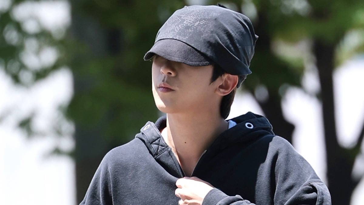 <b>10년 짝사랑</b> 이뤄졌다…입대 한 달 만에 '깜짝 <b>결혼</b>' 발표한 가수