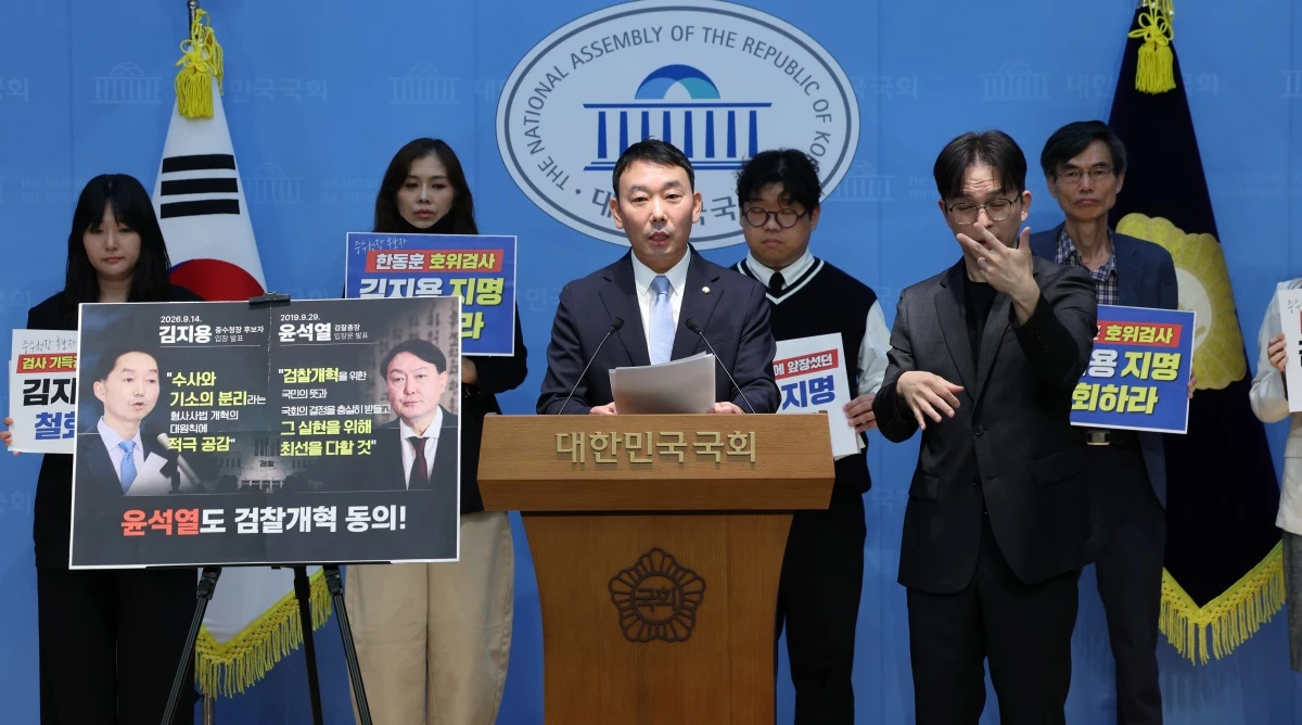 김용민 더불어민주당 의원이 17일 오전 서울 여의도 국회 소통관에서 '김지용 중대범죄수사청장 후보자 지명철회 촉구 기자회견'을 하고 있다 / 뉴스1