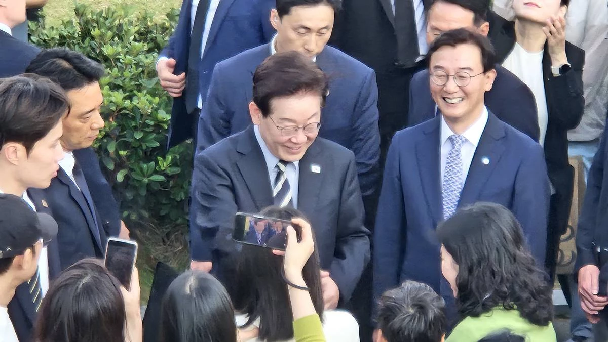 시민들과 악수하며 셀카 / 전재수 부산시장 엑스(X·구 트위터)
