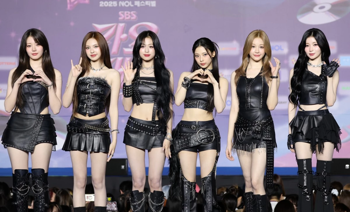 베이비몬스터 로라(왼쪽부터)와 치키타, 아현, 루카, 파리타, 아사가 지난 7월 경기도 고양시 일산서구 킨텍스 제1전시장에서 열린 ‘2025 SBS 가요대전 Summer’(이하 ‘가요대전’) 블루카펫 행사에 참석해 인사를 하고 있다.  / 뉴스1