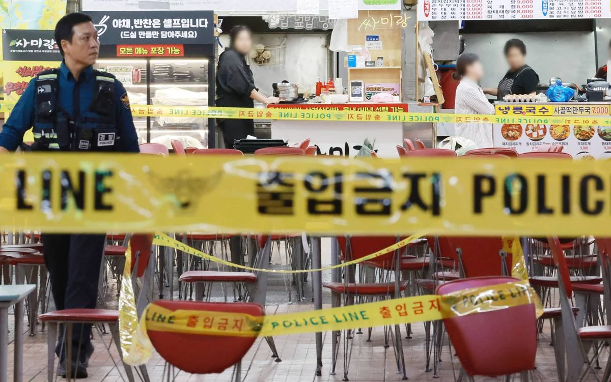지난 13일 인천 남동구 홈플러스 푸드코트에서 흉기 난동 사건이 발생했다. 경찰과 소방당국에 따르면 A 씨가 휘두른 흉기에 1명이 심정지 상태에 빠지는 등 마트 및 영화관 이용객 8명이 크고 작은 부상을 입은 것으로 파악됐다 / 뉴스1