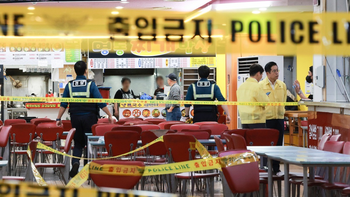 13일 오후 인천 남동구 구월동 복합상업시설에서 흉기 난동 사건이 발생했다. 경찰과 소방당국에 따르면 A씨가 휘두른 흉기에 1명이 심정지 상태에 빠지는 등 8명이 크고 작은 부상을 입은 것으로 파악됐다. / 뉴스1