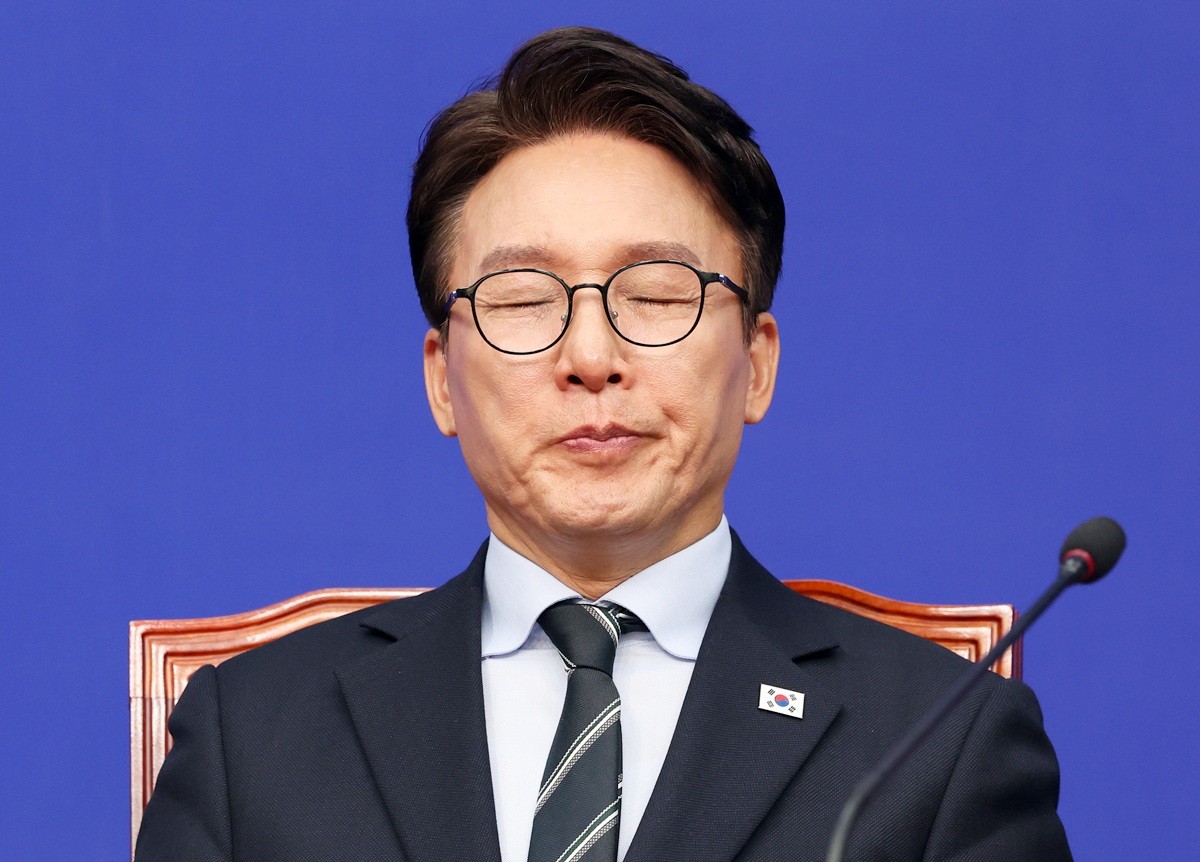 김민석 더불어민주당 대표가 서울 여의도 국회에서 열린 최고위원회의에서 생각에 잠겨 있다. 기사 이해를 돕기 위한 자료 사진. 김민석 대표는 추미애 경기도지사를 겨냥해 '각자의 처지와 역할에 맞게 정확하게 하는 것, 집중하는 것이 좋다고 본다'라고 말했다. 김민석 대표는 14일 민주당 유튜브 방송인 '민티 07'에 출연해 추미애 지사가 전날(13일) 국회 행정안전위원회의 경기도 국정감사에서 김지용 중대범죄수사청장 후보자에 대해 '친윤 검사'라고 거듭 비판한 데 대해 이렇게 지적했다. / 뉴스1