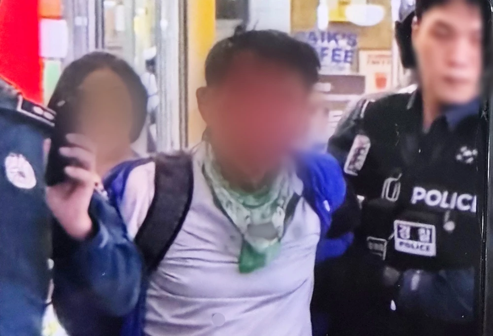 13일 오후 인천 남동구 구월동 복합상업시설에서 흉기 난동 사건이 발생했다. 사진은 경찰에 잡힌 피의자 A씨 모습. / 독자 제공 - 뉴스1