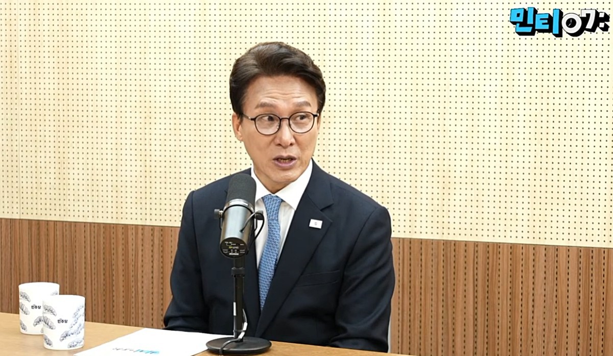 14일 '민주당TV'에 출연한 김민석 더불어민주당 대표. 김민석 대표는 추미애 경기도지사를 겨냥해 '각자의 처지와 역할에 맞게 정확하게 하는 것, 집중하는 것이 좋다고 본다'라고 말했다. 김민석 대표는 민주당 유튜브 방송 '민티 07'에 출연해 추미애 지사가 전날(13일) 국회 행정안전위원회의 경기도 국정감사에서 김지용 중대범죄수사청장 후보자에 대해 '친윤 검사'라고 거듭 비판한 데 대해 이렇게 지적했다. / 유튜브 '민주당티비 [더불어민주당]'